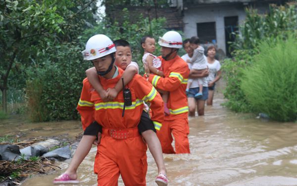 暴雨袭商洛汉中 致公路桥梁被毁6069人受灾