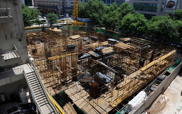 解放路一工地违建被叫停 又以“排隐”继续盖