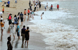 台风过境民众海边戏浪玩水