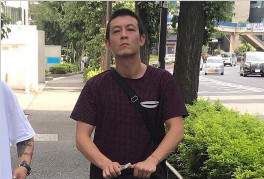 陈冠希日本街头穿睡衣推婴儿车 奶爸范儿十足