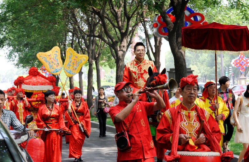 灞桥老人为仿古婚礼服务  不为赚钱只图开心