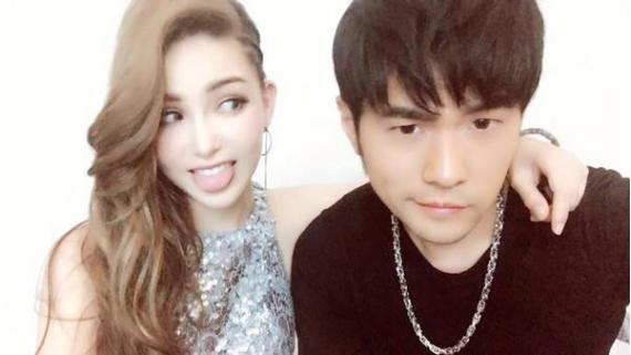 周杰伦昆凌七夕搭肩互撩 合照被指P图效果太明显