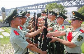 守桥老兵惜别万里长江第一哨