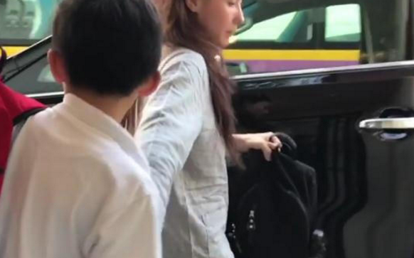 张柏芝穿睡衣送儿子上学 披头散发依旧美丽