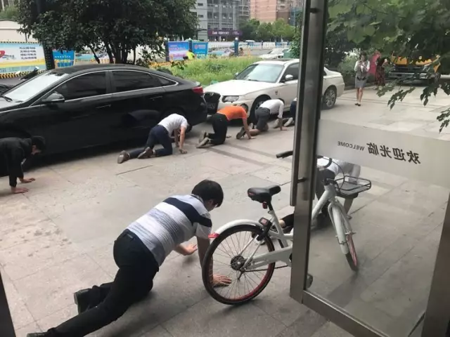 理发店员工跪地爬行惹争议 工作人员:不是作秀