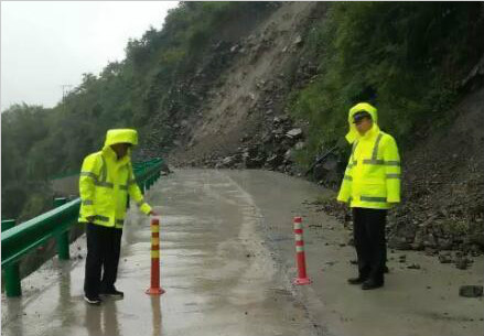 安康连续降雨 多处山体滑坡、道路中断(组图)