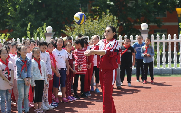 西安10岁女孩身高1.72米 她想成为排球运动员