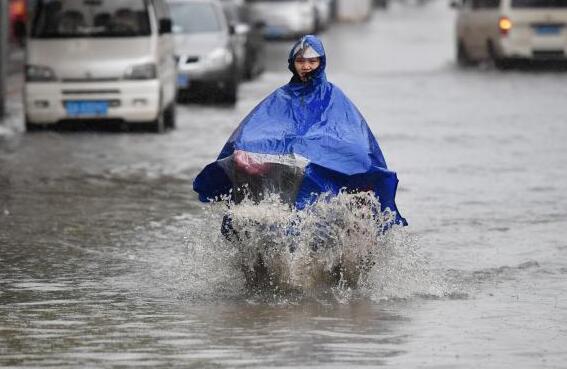 昆明城区突降暴雨 道路积水严重