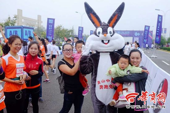 2017踏秀华山卤阳湖国际半程马拉松赛鸣枪开