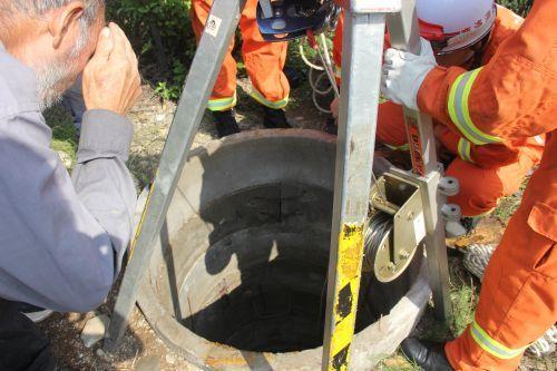 商洛7旬老人不慎落入深井 在水中打电话求救