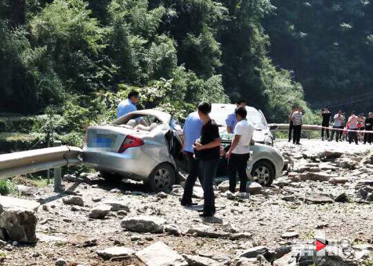 重庆落石砸车致两人遇难 孕妇死前护住胎儿