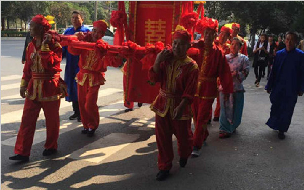 西安街头现中式婚礼 骑马坐轿吸引市民眼球