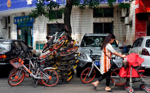 太白南路数百辆共享单车停在路边“叠罗汉”