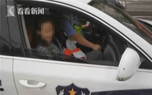 15岁女孩旷课拦警车唱歌 自称是女主播想成为网红