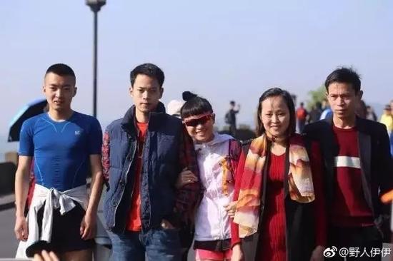 旅程第1天,杭州-富阳38km,跟亲友合影,左一侨北,中间伊伊。