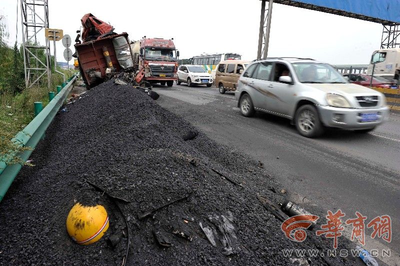 西铜一级路草滩附近5车连撞 幸好人无大碍