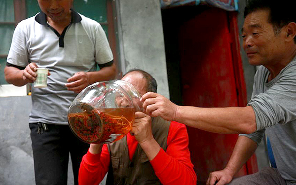 西安“酒神”每天喝6斤白酒 一年喝掉1吨白酒