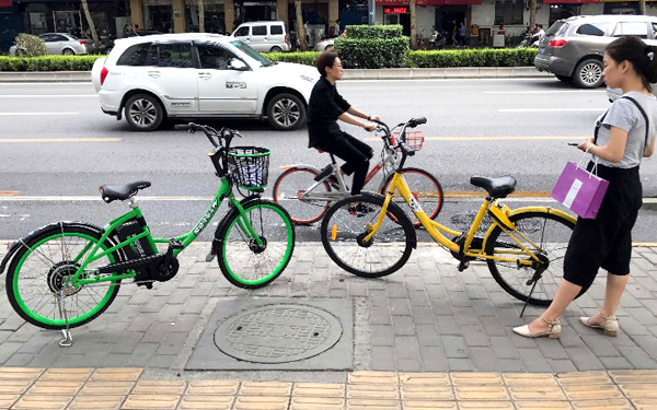 共享经济再添花样 西安街头现共享电动自行车