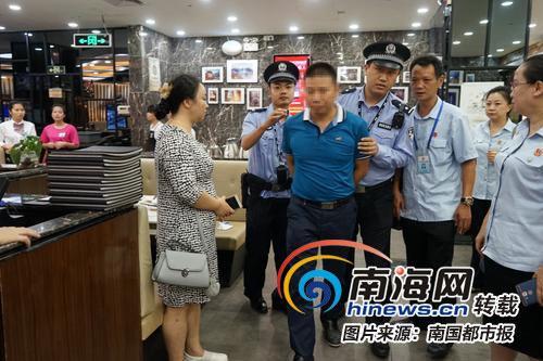 黄某某被法警带走。南国都市报 图