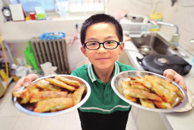 西安7岁男娃炒菜烙饼都拿手 从小对做饭有兴趣