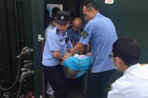西安-昆明列车上女子临产 警民相助产下男婴