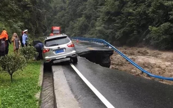 安康暴雨引发多起泥石流险情 部分道路中断