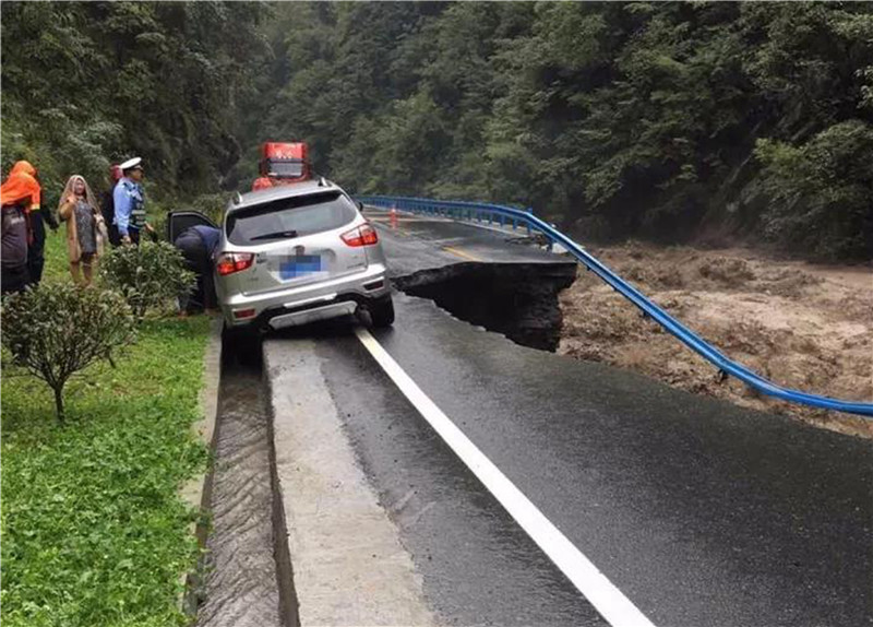 暴雨引发安康多地泥石流 平利县有4人失踪