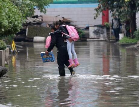 雨后村道蓄水半米深 大苏村数十户村民出行难