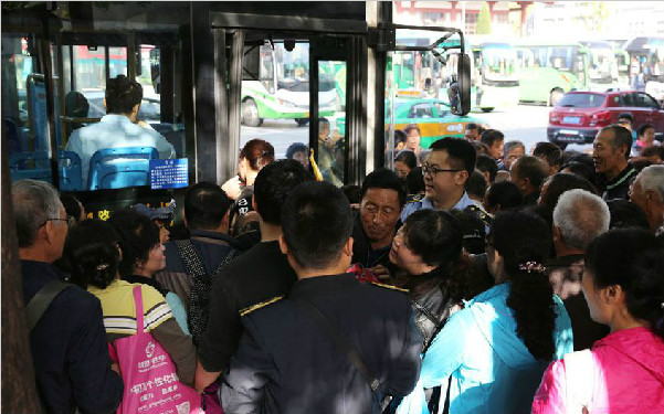 游秦岭国家植物园 西安市民挤爆环山1号线