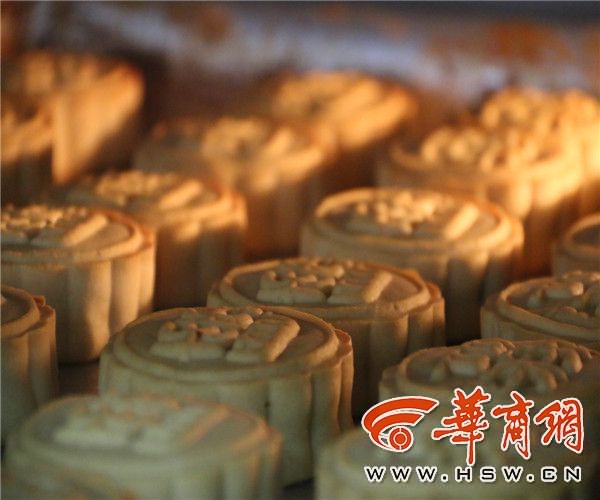 烤制中的月饼.JPG