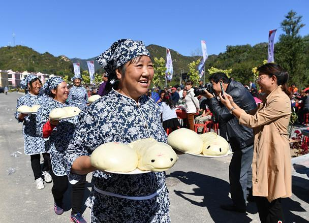 143户集体搬进别墅 村民摆乡宴庆祝