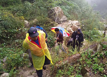 西安两女子进秦岭山迷路 遇大雨被困悬崖