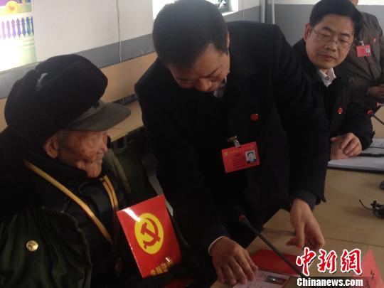 执著寻党70年老兵去世放弃治疗交出最后一笔党费
