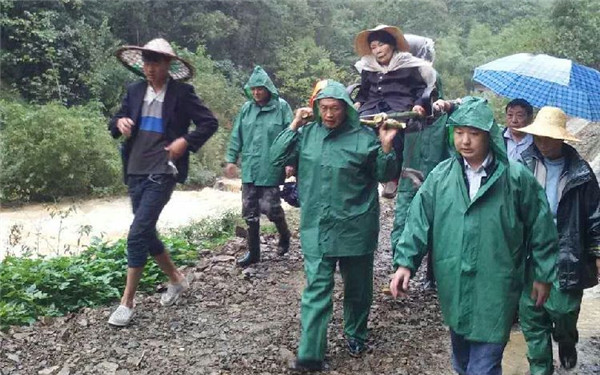 强降雨致紫阳高滩山体滑塌形成堰塞湖 紧急转移33人