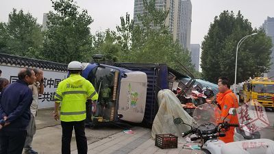 司机跟着导航走错路 停车问路车胎将电缆井盖压塌