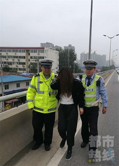 吵架被撇高架桥 西安东二环一名女子欲跳桥