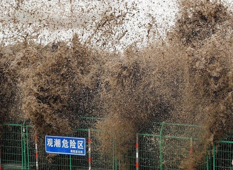 钱塘江大潮日 "回头潮"掀巨浪