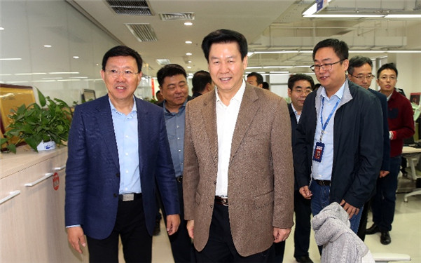 省委常委、省委宣传部部长庄长兴慰问华商传媒集团值班人员