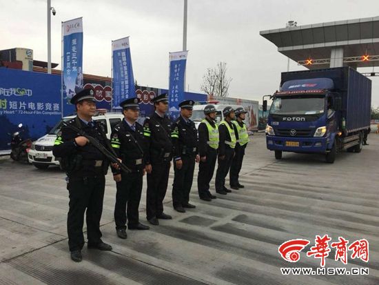 韩城市公安局新城派出所联合交警武装设卡盘查