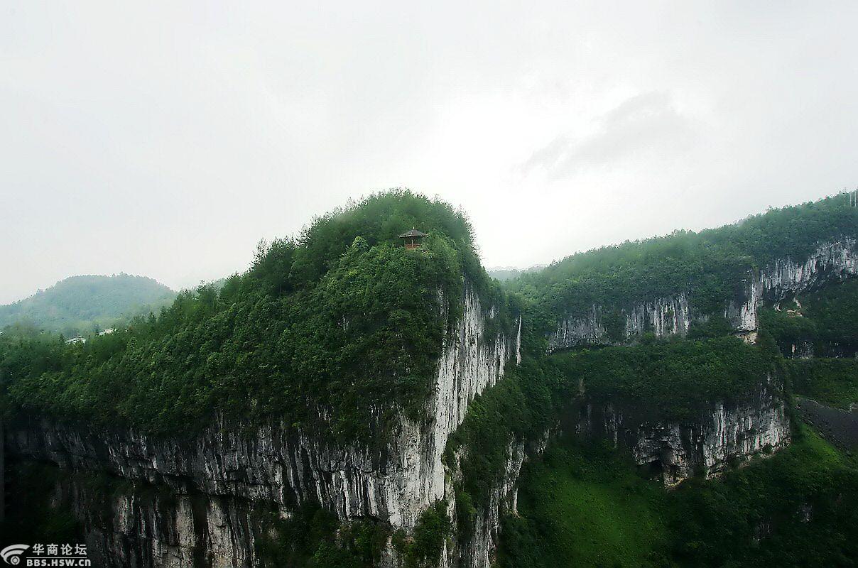 游览原始生态重庆武隆【天坑三硚风景区】_风景520 =999) this.width=1000;" class="showappimg" > 武隆天坑三硚景区以其壮丽而独特的三硚夹两坑景观称奇于世。是国家 5A 级景区、世界自然遗产地.这里世界最大天生桥群和世界第二大天坑群相映生辉,坑与坑之间以桥洞相望,桥与桥之间以坑相连,规模宏大,气势磅礴,瑰丽壮观。景区内小溪流水、高岩飞泉、深草茂林、独峰孤石、悬崖绝壁的秀美风光配以精雕细刻的小桥石阶、凉亭平台、明栈暗道,与垂直高度、跨度均超过200米与300米的三座天然石拱桥,深度和口径在300米以上的天龙