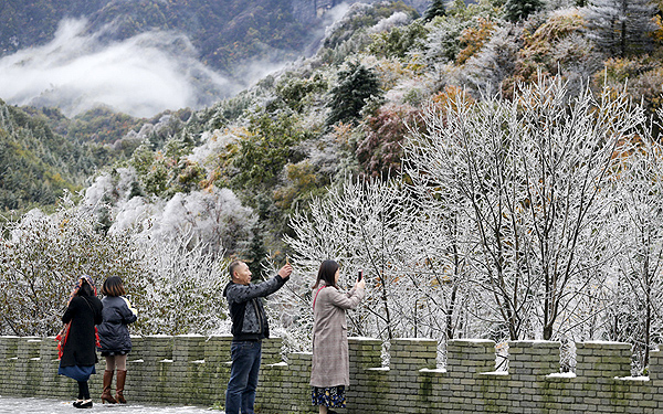 秦岭分水岭下大雪 西安市民不畏降温进山赏雪