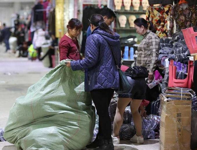 蒙古国大雪降温民众涌入中国扫货