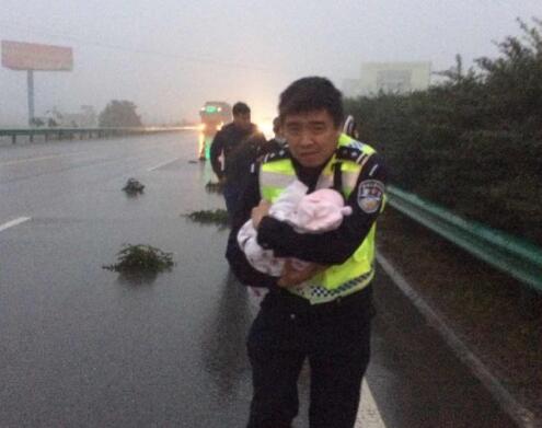 雨天高速发生事故 民警带婴儿及家属回队休息