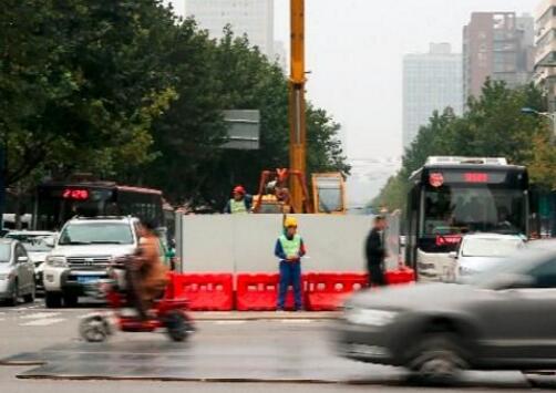 太白南路这个围挡不挡路!白天铺钢板晚上施工 