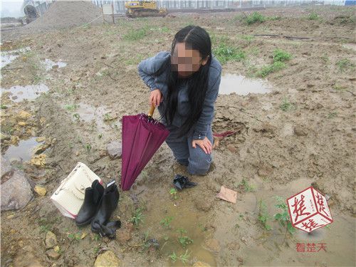 女孩陷泥潭无法自拔 警察奋战半小时挖出她