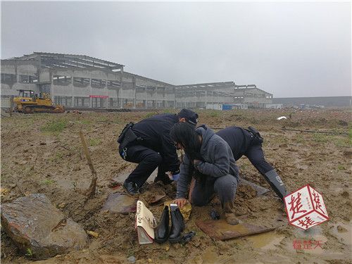 女孩陷泥潭无法自拔 警察奋战半小时挖出她