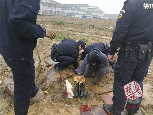 女孩陷泥潭无法自拔 警察奋战半小时挖出她