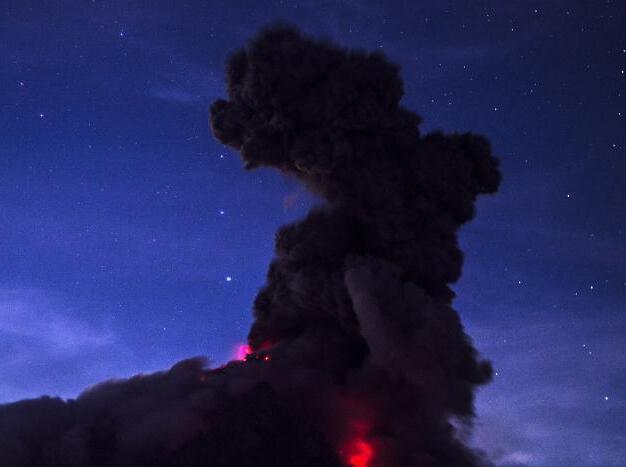 印尼锡纳朋火山喷发 