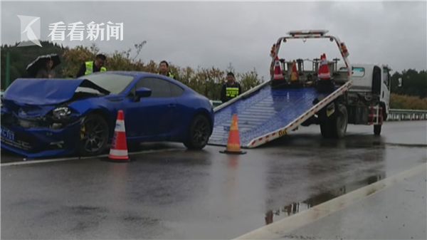 男子雨天开跑车狂飙 路面打滑撞护栏车头严重损毁