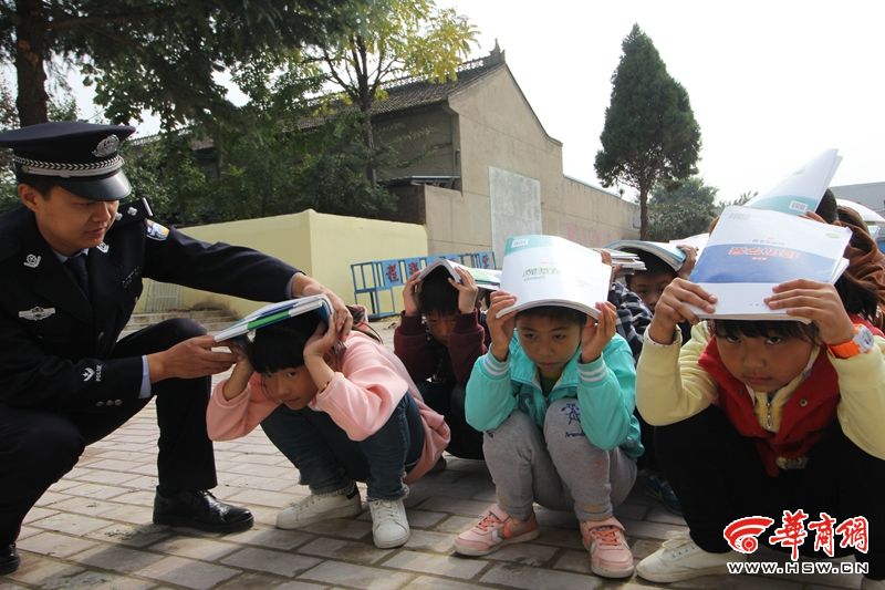 富平留古派出所开展防震演练知识进校园活动